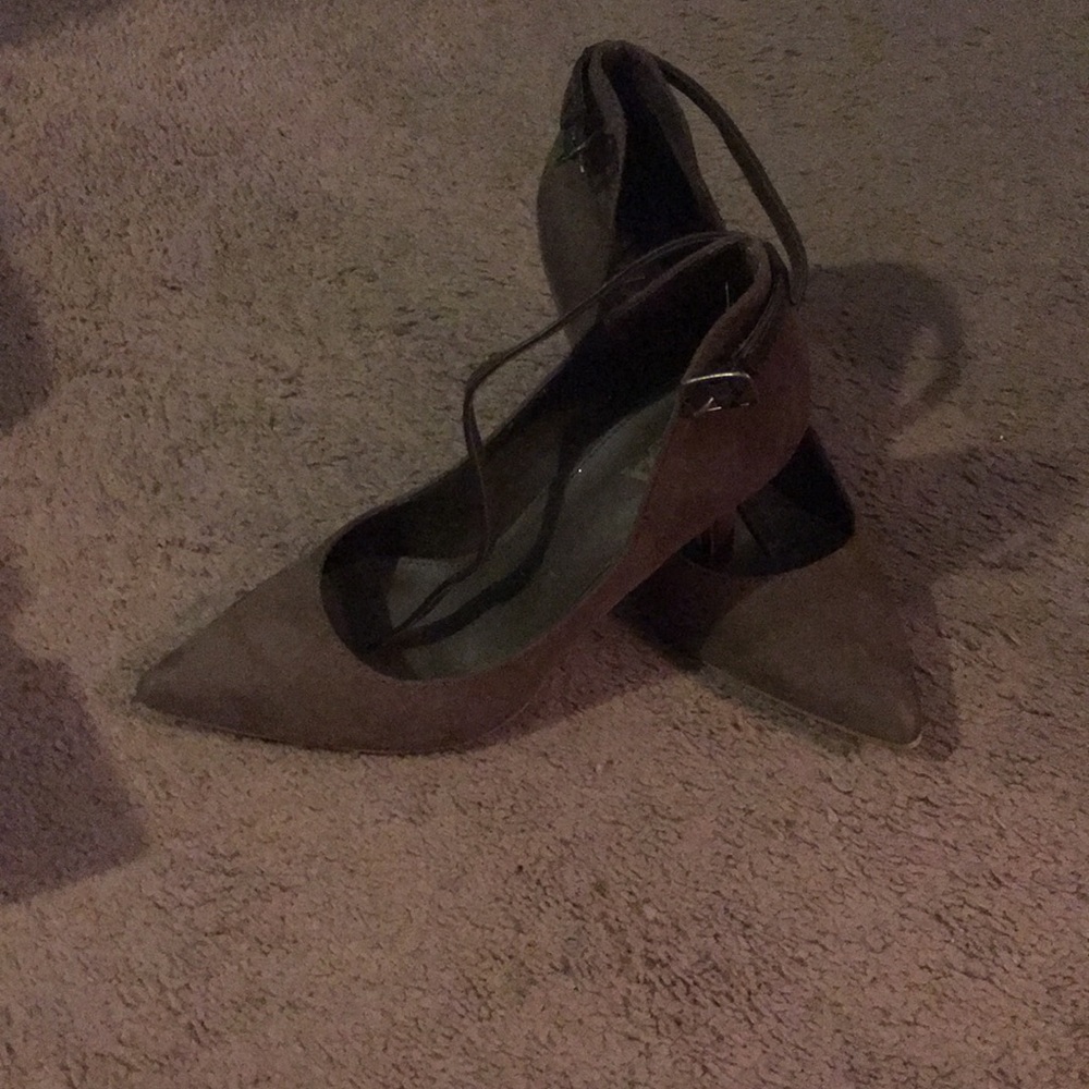 Heels - Picture 3 of 4